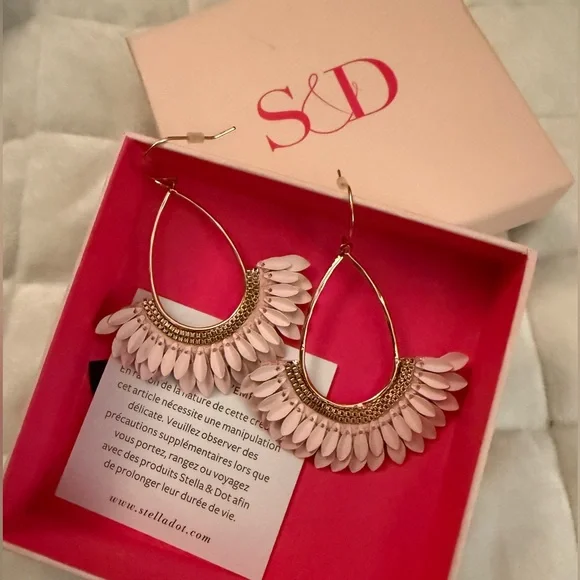 NIB Stella & Dot Pink Feather Teardrop Earrings - Picture 1 of 4